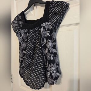So Goods for Life B/W Floral Cotton Blend Peasant Top W/ Lace Trim . Size S
